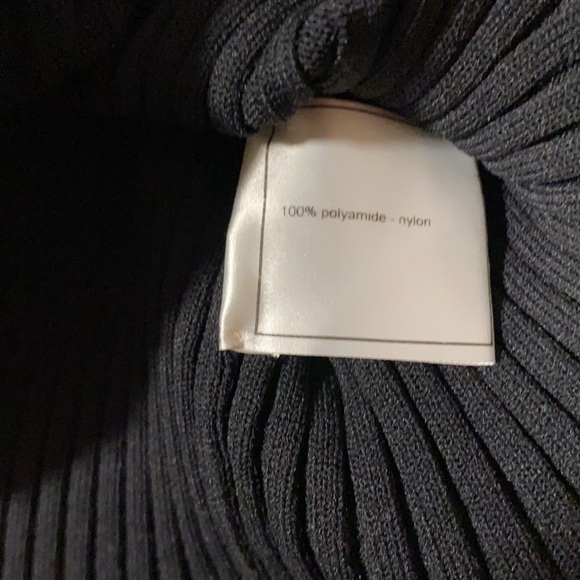 Authentic Chanel Ribbed Knit Sleeveless Top in Black size 40 - Picture 11 of 16